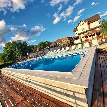 Hotel Conacul Lui Bulica Novaci-Străini Exterior foto