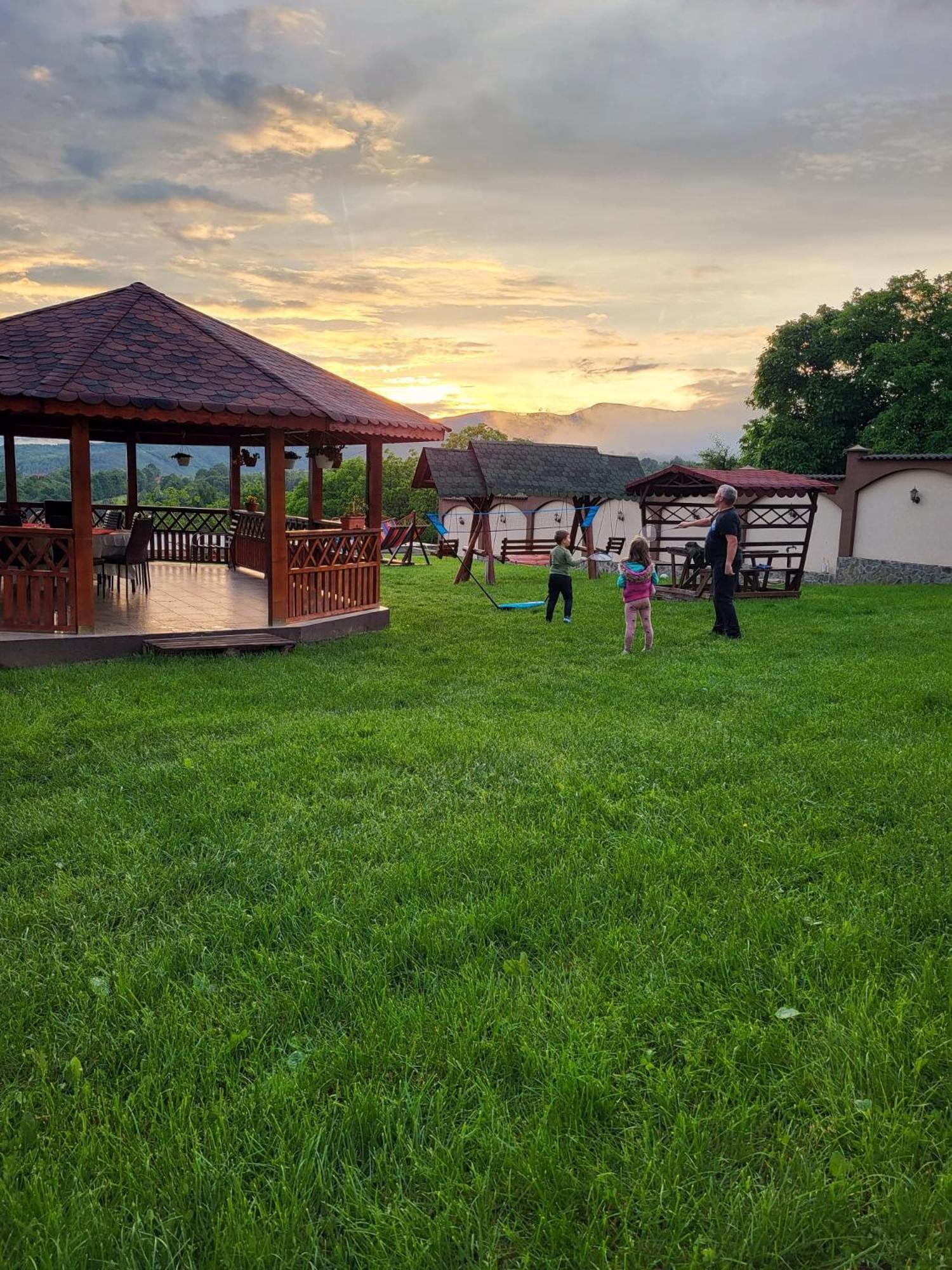 Hotel Conacul Lui Bulica Novaci-Străini Exterior foto