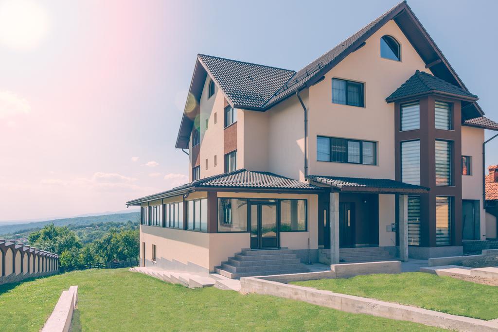 Hotel Conacul Lui Bulica Novaci-Străini Exterior foto