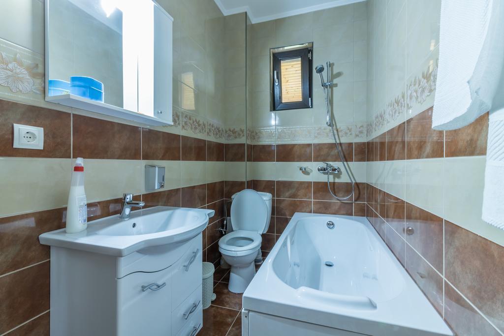 Hotel Conacul Lui Bulica Novaci-Străini Exterior foto