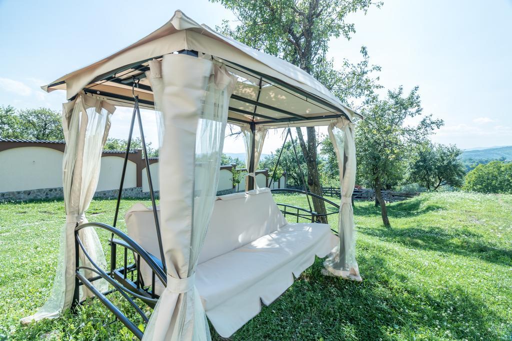 Hotel Conacul Lui Bulica Novaci-Străini Exterior foto