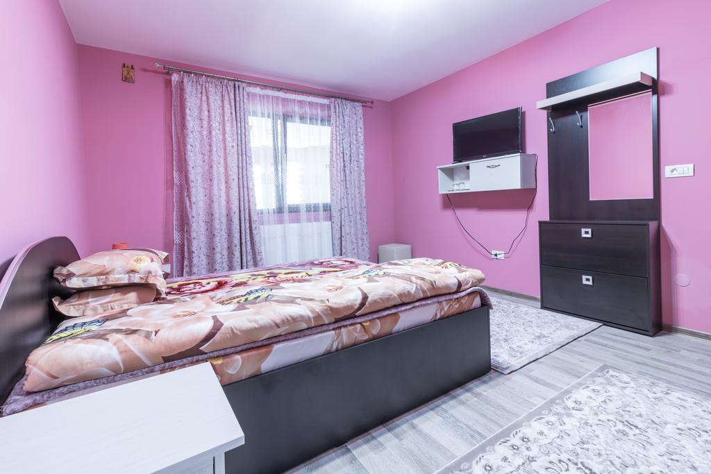 Hotel Conacul Lui Bulica Novaci-Străini Exterior foto