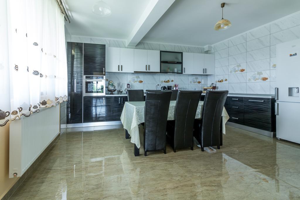 Hotel Conacul Lui Bulica Novaci-Străini Exterior foto