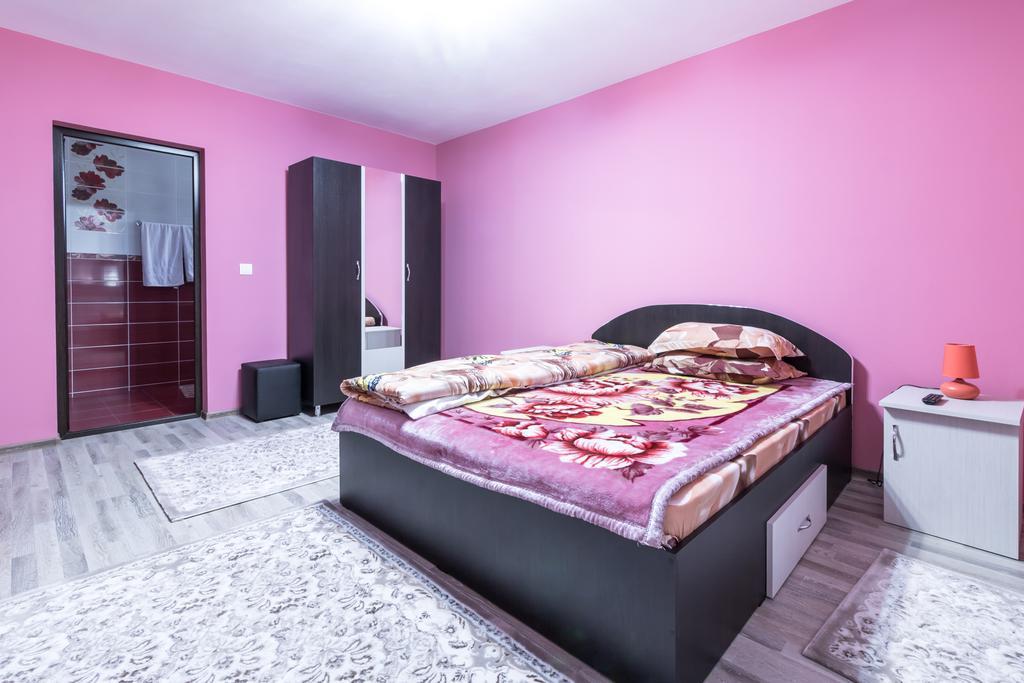 Hotel Conacul Lui Bulica Novaci-Străini Exterior foto