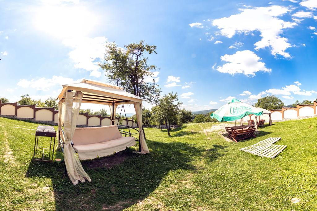 Hotel Conacul Lui Bulica Novaci-Străini Exterior foto