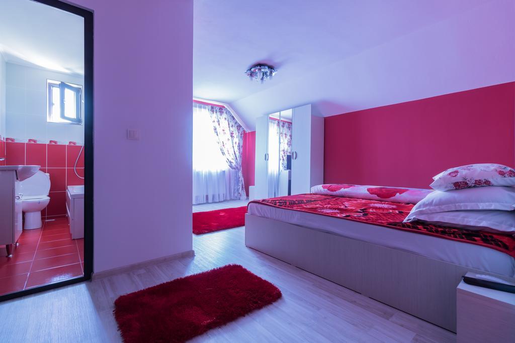 Hotel Conacul Lui Bulica Novaci-Străini Exterior foto